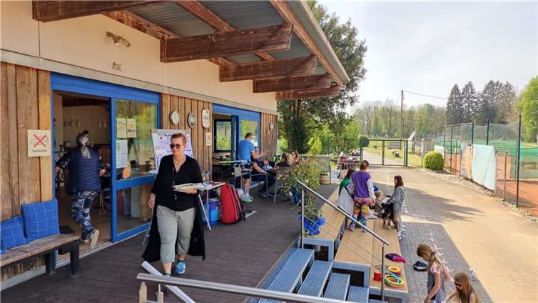 Die Terrasse des Tennis-Clubs wurde in den letzten Wochen in ein Glanzstück verwandelt. Quelle: Tennis-Club Dierdorf e.V.