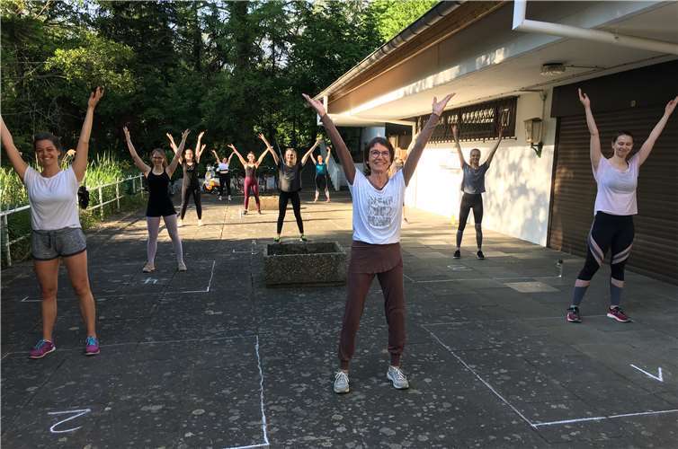 Die Terrasse des Vereinsheims wurde vermessen, für jede Sportlerin eine Bewegungszone eingezeichnet und gutes Wetter bestellt. Nun konnte die „nach-Corona-Saison“ zur großen Freude aller Beteiligten eröffnet werden.Foto:privat