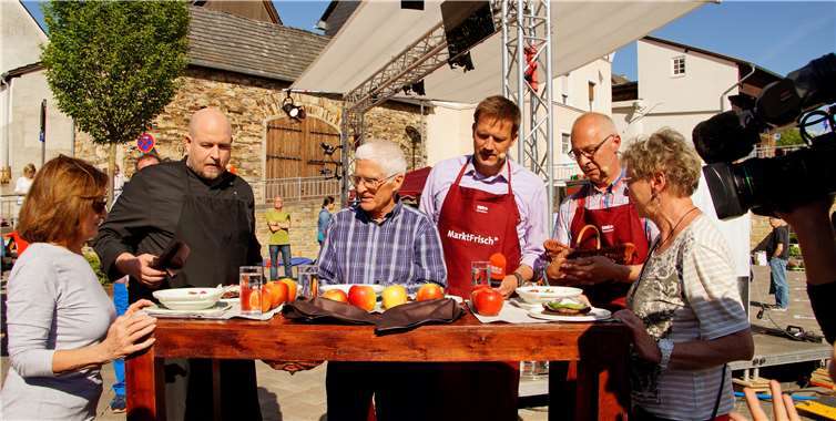 Die Testesser gingen ans Werk und beurteilten die beiden Gerichte.Das Ergebnis: Unentschieden! Was natürlich zugunsten des Laienkochs gewertet werden muss.