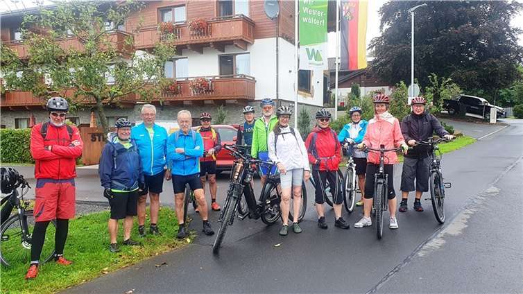Die „Testgruppe“ vor Abfahrt zu einer der drei Etappen durch den oberen Westerwald vor dem Steig-Alm Hotel in Bad Marienberg.  Fotos: Herbert Brandenburger