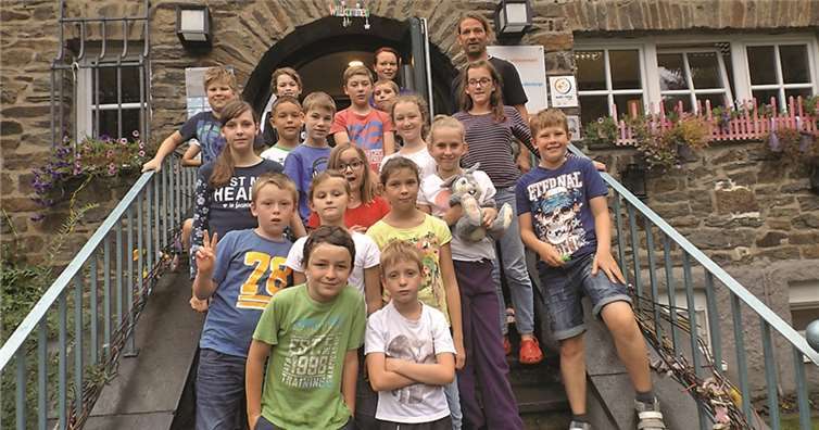 Expedition nach Teamistan Die „Teufelskids“ mit ihrem Betreuer Tony Meurer (hinten rechts) und „Herbergsmutter“ Angela Manetto (hinten Mitte). Hase Muffi ist auch dabei. -SP-