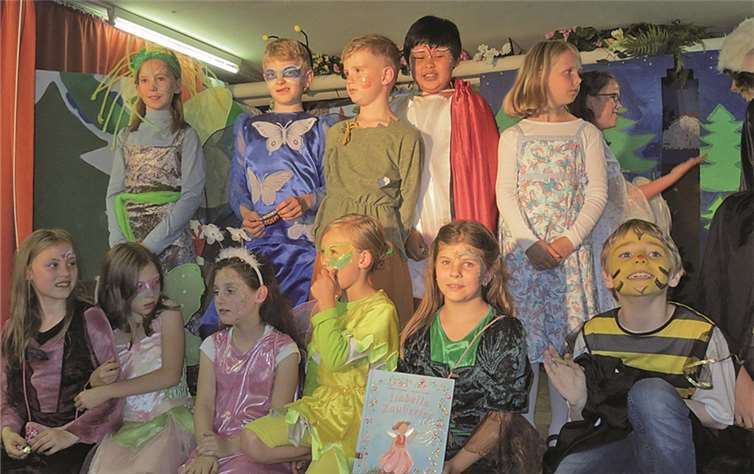 Die Theater-AG „SAWTIK“ der GGS „Schule am Wald“ in Adendorf mit dem Musical „Mirinda Zauberwind“. Privat