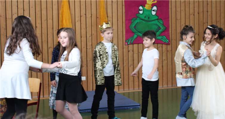 Die Theater-AG der Grundschule Weißenthurm führte das Märchen "Der Froschkönig" auf.Foto: privat