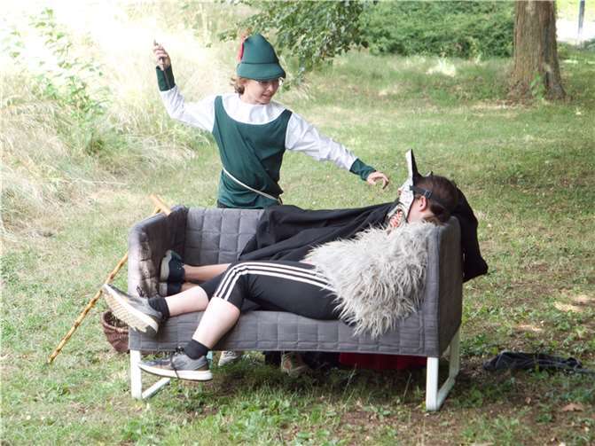 Die Theater-AG der IGS Maifeld brachte Zuschauer in eine aktualisierte Märchenwelt. Foto: Lara Weinand