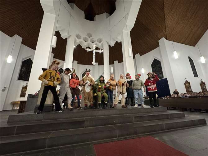 Die Theater-AG der KGS Meckenheim beeindruckt mit dem Singspiel „Der kleine Tannenbaum“ und einer berührenden Botschaft über Gemeinschaft.