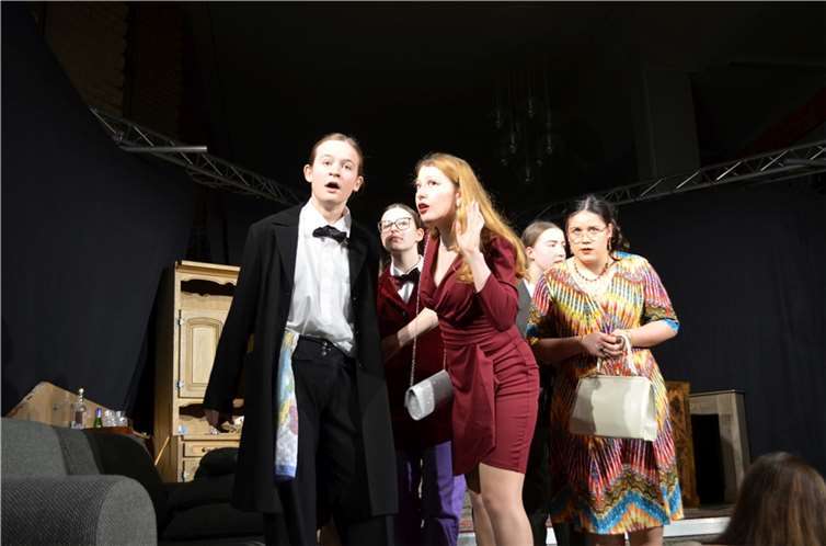 Die Theater AG des Megina-Gymnasiums führte viermal das Stück „Clue – Alle Mörder sind schon da“ auf.  Foto: privat