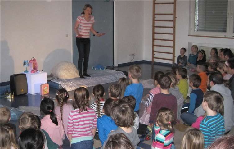 Die Theateraufführung in der städtischen Kindertagesstätte „Kinderplanet“ Heimbach-Weis lud zum Mitmachen und Tanzen ein. privat