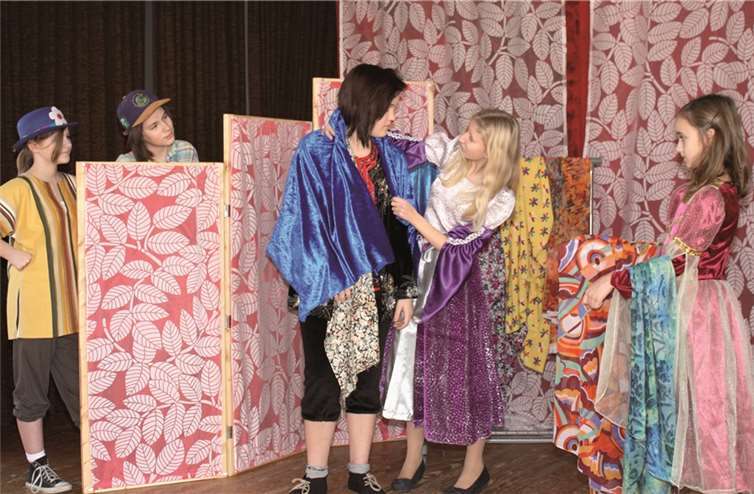 Die Theaterdekoration und die Kostüme sind bald fertig. Dann kann es los gehen. privat