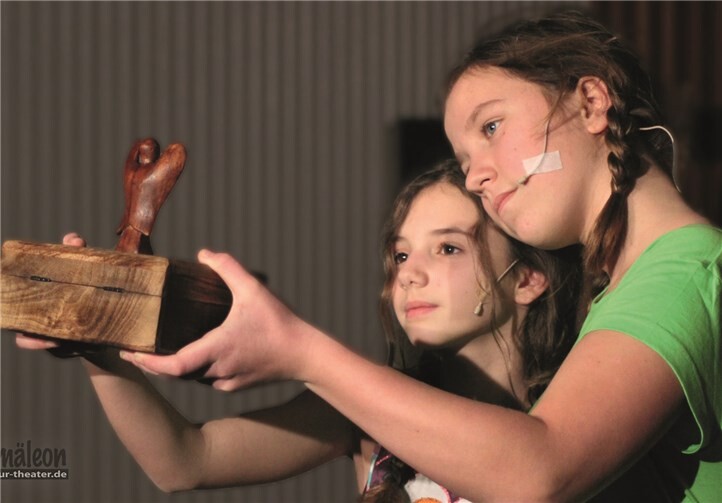 Die Theatergruppe „CHAMÄLEON - Alles nur Theater“ führt das Musical „Die geheimnisvolle Spieluhr“ im Rahmen der Rommersdorfer Festspiele auf.Stadtverwaltung