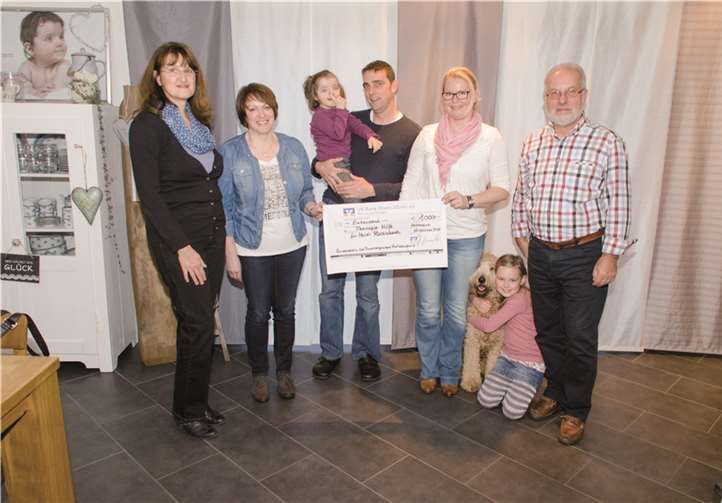 Die Theatergruppe Hatzenport überreicht Familie Rosenbach den Spendenscheck.Egon Müller