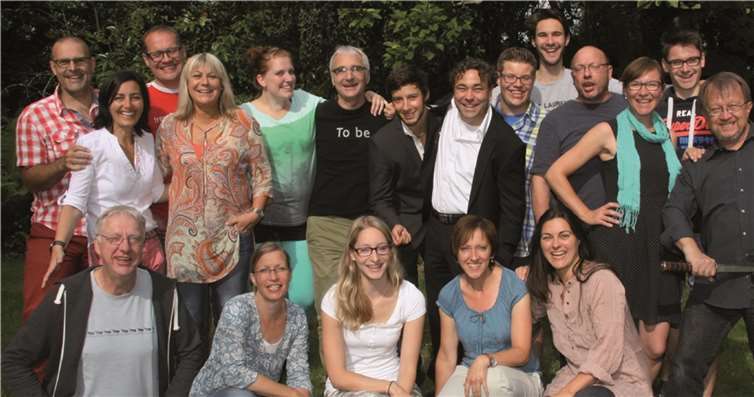 Die Theatergruppe Inflagranti nach einer ihrer zahlreichen Proben des Skakespeare-Stückes „Verlorene Liebesmüh“ in Rommersdorf. Hans Hartenfels