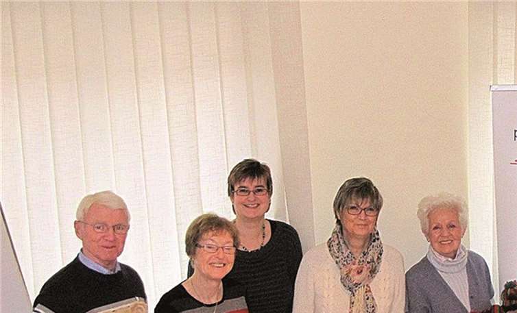 Die Theatergruppe „Junges Gemüse“ überreicht den Spendenscheck mit vier Teddybären an die Vertreterinnen des Frauenhauses Koblenzprivat