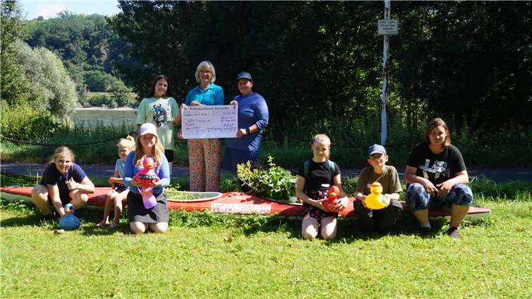 Die Theatergruppe Lampenfieber aus Wassenach unterstützt Andernacher Tafel und den WSV Sinzig.  Foto: privat