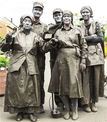 Die Theatergruppe „Oase“ aus Montabaur wird sich als Layer und Layerfrauen im Innenhof der Vulkan Brauerei präsentieren.