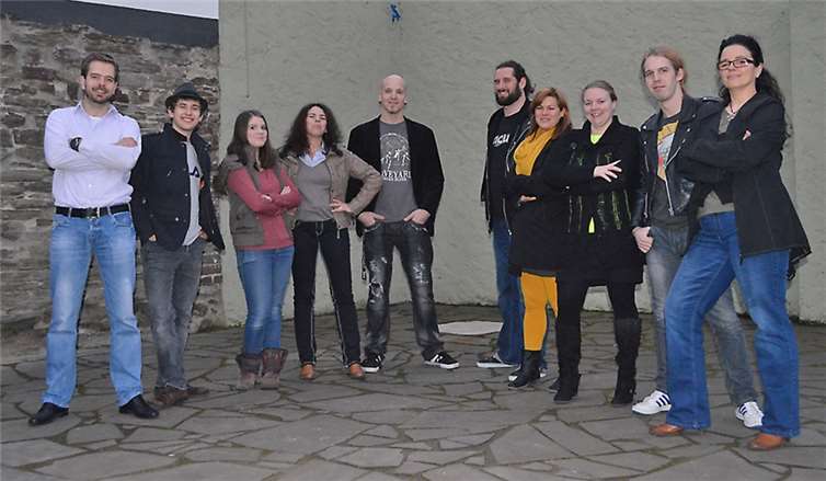 Die Theatergruppe Remagen (v.li.): Sebastian Schmickler, Lucas Agen, Christina von Jasienicki, Ramona Wolff, Nico Kaden, David Lang, Vanessa Passe, Janine Thimm, Kevin Kurth und Elke Buschbaum, steht seit fünf Jahren auf der Bühne und bietet zu ihrem kleinen Jubiläum ihren Besuchern eine besondere Aufführung. privat