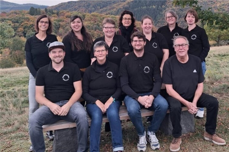 Die Theatergruppe Volkesfeld auf der neuen Ruhebank. Foto: privat