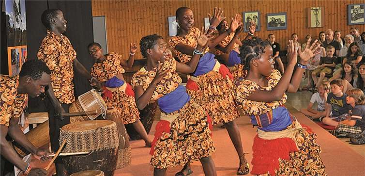 Die Theatergruppe aus Uganda auf der Bühne der Kreuzkirche.privat