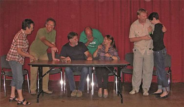 Die Theatergruppe bei einer ihrer Proben zu "Friede, Freude, Pustekuchen". privat