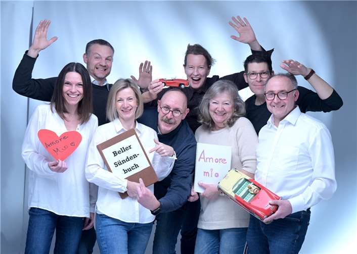 Die Theatergruppe des Kirchenchors Bell führt die Komödie „ Amore mio“ auf.  Foto: privat