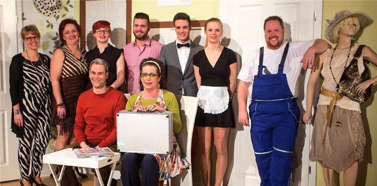 Die Theatergruppe in der Verbandsgemeinde Rengsdorf 2017 mit dem Erfolgsstück „Schlitz im Kleid“: (Hinten, v.l.:) Rita Hoffmann, Christiane Schulz-Voss, Josi Voss, Maxi Voss, Jonas Hoffmann, Celina Ehlscheid, Christian Splithofe (und Regie), (Vorne:) Torsten Rüssel und Dagmar Schmidt. Foto: privat