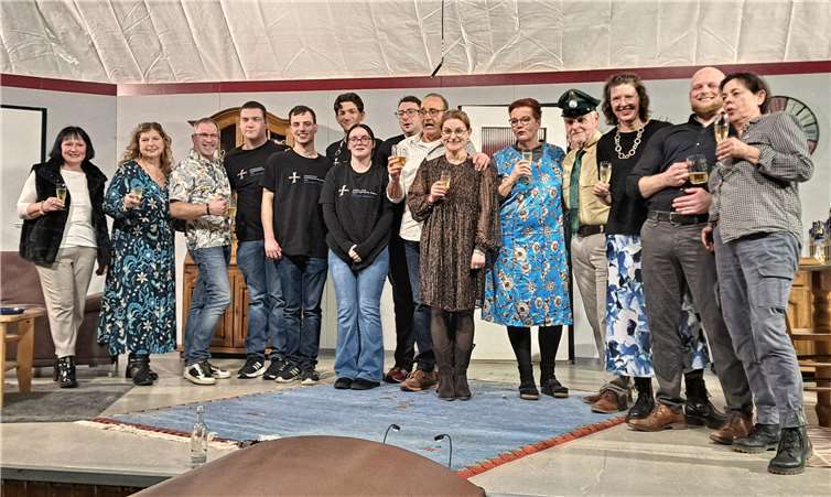 Die Theatergruppe nach der Aufführung (v.l.): Marie-Luise Marhöfer, Anke Diewald, Volker Regnery, Technikgruppe der evangelischen Kirche Mendig unter Leitung von Jan Hasper, Jockel Fuchs, Steffi Regnery, Bärbel Sesterhenn-Schweitzer, Jürgen Jakob, Ina Rohlandt, Lukas Schumacher und Anke Bröker. Foto: Anke Diewald