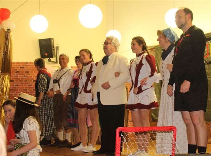 Die Theatergruppe spendet die Einnahmen des Abends an die Familie Wittlich aus Oberraden. privat