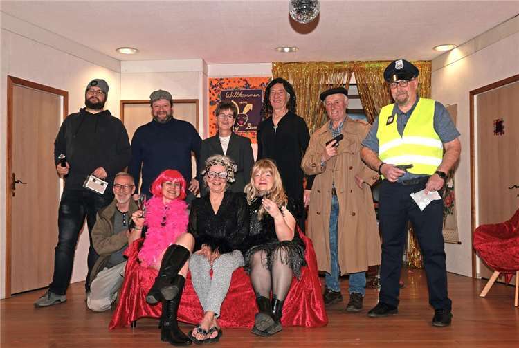 Die Theatergruppe spielt ein Gaunerstück, mit viel Witz und Spannung.  Fotos: Werner Dreschers
