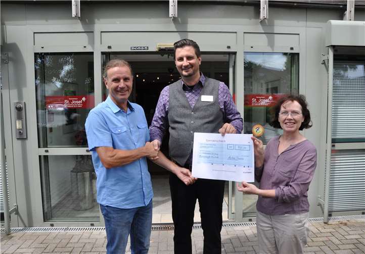 Die Theatergruppe überreichte Herrn Junggeburth (Bildmitte) den Spendencheck. privat