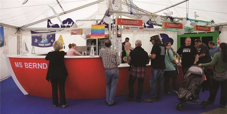 Die Theke „MS Bernd“, nach ihrem Konstrukteur genannt, war das Symbol für das Kirmesmotto „Norddeutschland“.  EP