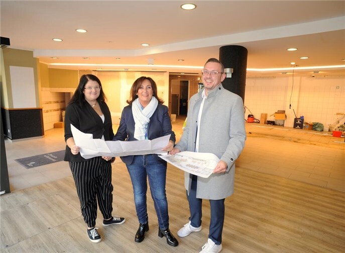 Die Theke im ehemaligen Café der Bäckerei Geisen ist raus, das neue Kundencenter der SWN bekommt mehr Platz. Darüber freuen sich Geschäftsfeldleiterin Andrea Haupt (m.) und Marketingchef Siegesmund Kunke sowie Citymanagerin Michaela Ulrich, die hier ihr Büro behält.  Foto: Gerd Neuwirth