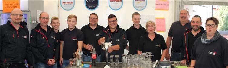 Die Theke war bei der Freiwilligen Feuerwehr Heimersheim wie immer in den besten Händen. Fotos: DU