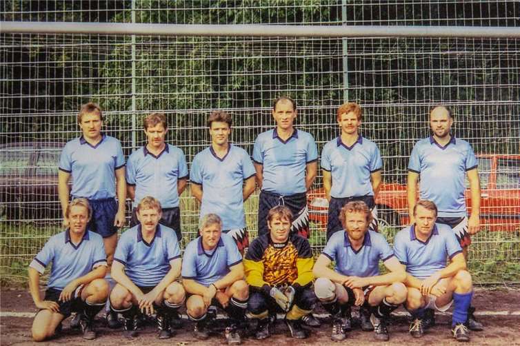 Die Thekenmannschaft Ettersdorf kann in 2025 auf ihr 50-jähriges Bestehen zurückblicken. In all den Jahren wurden zahlreiche Turniere und Spiele absolviert, wie hier zum 20-jährigen Jubiläum der TME im Jahr 1995.  Foto: Andreas Egenolf