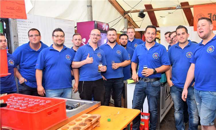 Die Thekenmannschaft des JGV Merzbach-Neukirchen, vor dem großen Ansturm.Fotos: -EICH-