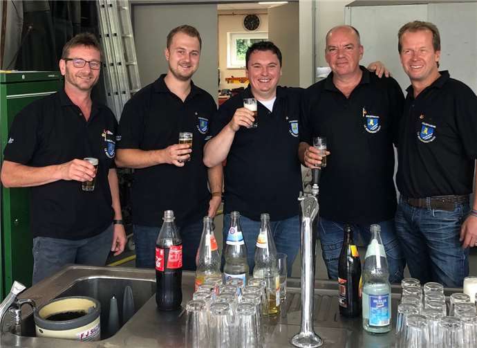 Die Thekenmannschaft des Löschzuges Niederbreitbach.