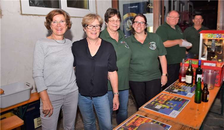 Die Thekenmannschaft unter Führung der Stadtsoldaten Rheinbach sorgte für Getränke, Popkorn und Laugengebäck.