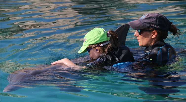 Die Therapie mit Delfin Nubia und der Logopädin Lisettehilft Fiona sehr. Motorik und Sprache verbessern sich dadurch.