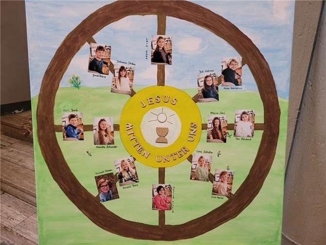 Die Thürer Kommunionkinder auf dem Plakat in der Thürer Pfarrkirche.  Foto: privat