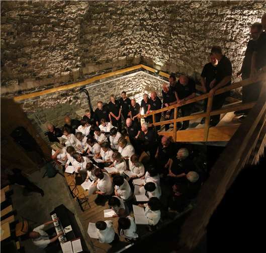 Die Thürer Mädchen und der Männerchor Thür beim Scheunenabend im Jahr 2016.  Foto: : F. Hanke