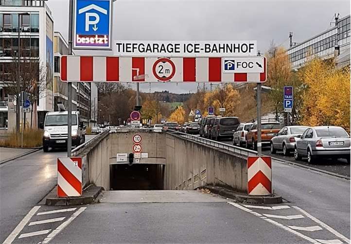 Die Tiefgarage am ICE-Bahnhof (Bahnallee) in Montabaur wird wegen Sanierungsarbeiten gesperrt. Dauerparker erhalten weiter Einfahrt. Foto: VG Montabaur