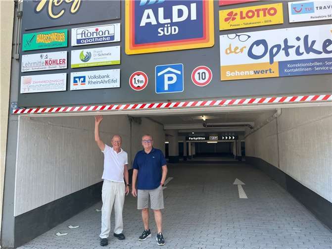 Die Tiefgarage im EKZ Karthause nach Sanierung endlich wieder offen, freuen sich mit vielen Besuchern: v.re. Edgar Kühlenthal (Stadtrat Freie Wähler) und Detlef Hevert. Foto: Freie Wähler Koblenz