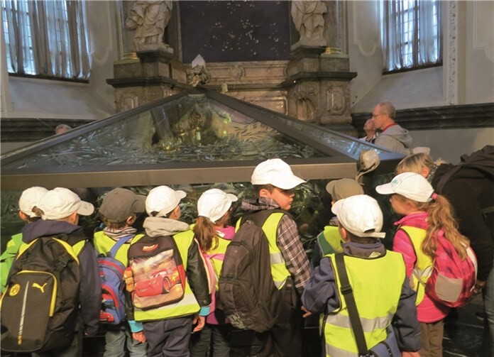 Die Tigerenten aus Burgbrohl vor dem Heilig-Rock-Schrein im Trierer Dom.