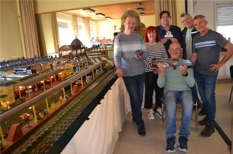 Die TinPlate Spur 1 und Spur 0 Eisenbahnfreunde aus Bergisch Gladbach, Chemnitz, Leipzig, Remscheid, Wuppertal, und aus Rheinland-Pfalz ließen teils 100 Jahre alte Züge fahren.  Foto: Eberhard Thomas Müller