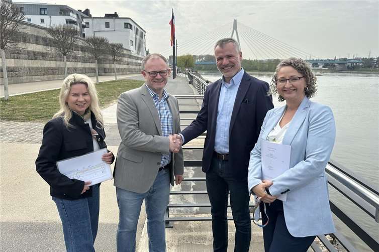 Die Tinte ist trocken, Hand drauf: Über die Vertragsunterschrift freuen sich (von links) Neuwieds Touristikerin Lena Höver, Oberbürgermeister Jan Einig, Roman Cangar von der Scylla AG und Neuwieds Stadtmarketing-Chefin Julia Kloos-Wieland.Foto: Stadt Neuwied / Ulf Steffenfauseweh
