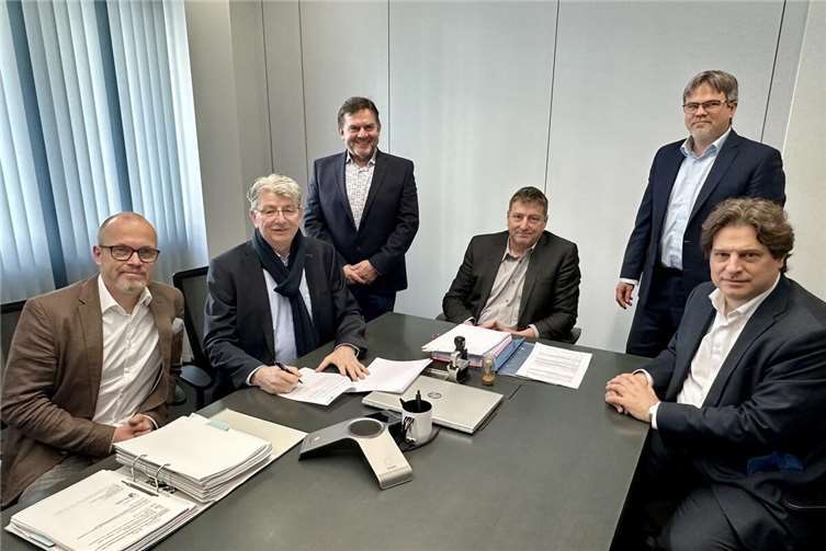 Verträge unterzeichnet: Klinikzukunft in Neuwied gesichert Die Tinte ist trocken: (von links) Christian Link (Geschäftsführer Marienhaus Kliniken GmbH), Beigeordneter Ralf Seemann, Rechtsamtsleiter Ralf Pastoors, Notar Dr. Ralf Bohr, Torsten Schmitt (Rechtsamt) und Dr. jur. Eike Edo Happe (Kanzlei Eckert) haben die Verträge zum Heimfall und zur Verpachtung an die Marienhaus Kliniken GmbH unterzeichnet.
