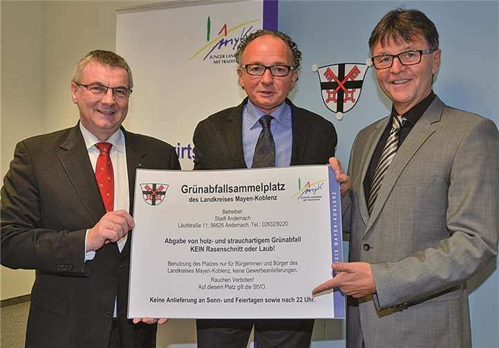 Die Tinte unter dem Vertrag ist trocken, die Sammelstelle in Andernach kann am Montag, 1. Dezember, an den Start gehen. Landrat Dr. Alexander Saftig (l.), Oberbürgermeister Achim Hütten (M.) und der Erste Kreisbeigeordnete Burkhard Nauroth sind überzeugt, dass eine wichtiges Säule des neuen Abfallwirtschaftskonzepts ein starkes Fundament bekommt.Kreisverwaltung MYK