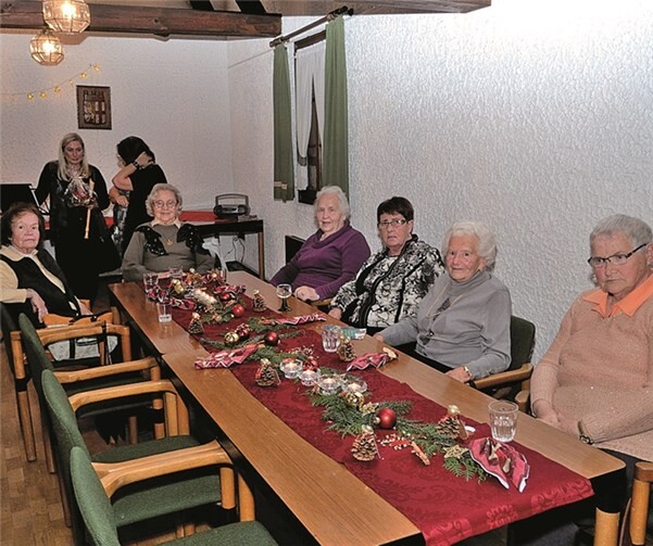 Die Tische sind wunderschön geschmückt.