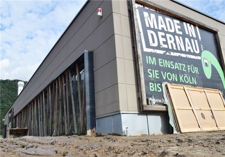 Die Tischlerei Rönnefarth in Dernau am Tag nach der nächtlichen Flutkatastrophe. Was sich an diesem 15. Juli 2021 niemand vorstellen konnte: Bereits drei Wochen später laufen die Vorbereitungen zum Hochfahren der Produktion. Mit enormer Energie haben viele Handwerksbetriebe ihre Handlungsfähigkeit in kurzer Zeit wiedererlangt.