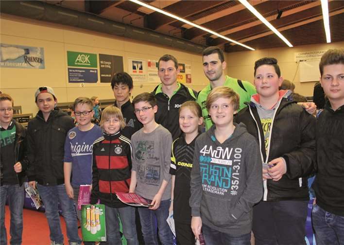 Die Tischtennis-Jugend des SV Urmitz traf auf die Bundesligaspieler der Zugbrücke Grenzau: Masaki Yoshida, Jonathan Groth und Andrej Gacina. privat