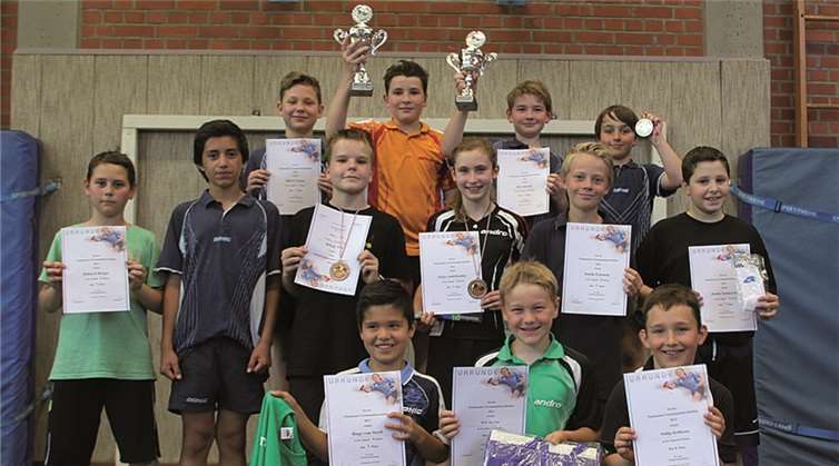 Die Tischtennis-Meister von morgen des FC Pech wurden mit nützlichen Preisen und Pokalen geehrt.