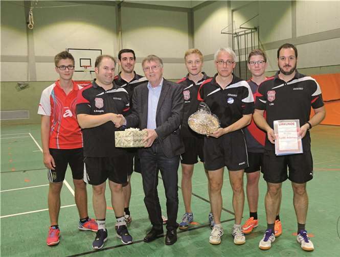 Die Tischtennisabteilung feierte auch Geburtstag. 60 Jahre besteht die Tischtennisabteilung im TuWi. Hier überbrachte Ingo Terschanski (vorn, Zweiter von links) Ehrenteller und Urkunde des Tischtennisverbands Rheinland an Spielführer Dirk Drengwitz.